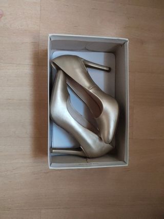 Zapatos tacón dorados