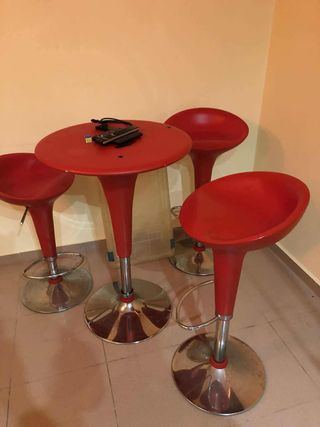 Juego de mesa y taburetes rojos