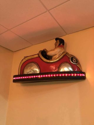 Figura Elvis en coche retro