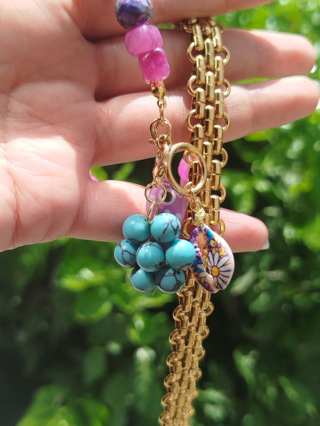 Collar dorado con charms