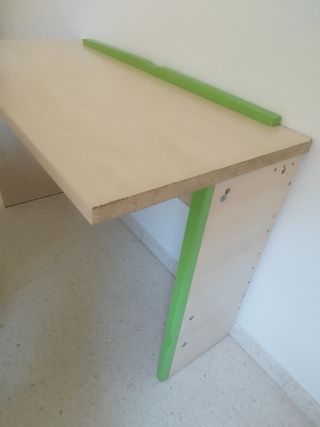 Escritorio infantil beig y verde