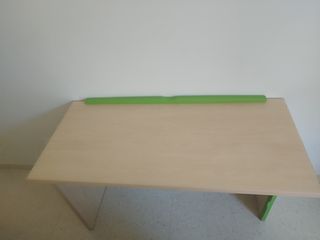 Escritorio infantil beig y verde