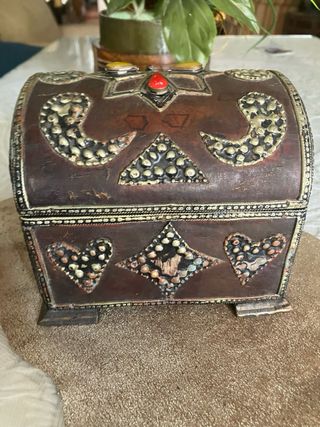 Cofre marroquí  madera , metal y piedras naturales