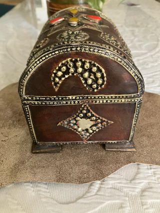Cofre marroquí  madera , metal y piedras naturales