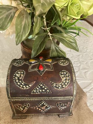 Cofre marroquí  madera , metal y piedras naturales