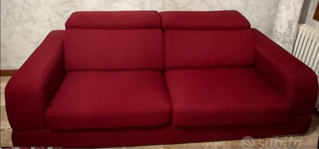 Divano rosso in tessuto