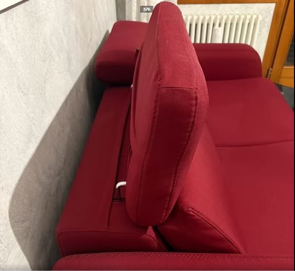 Divano rosso in tessuto
