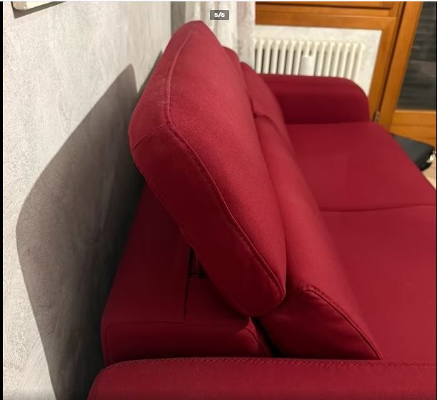 Divano rosso in tessuto