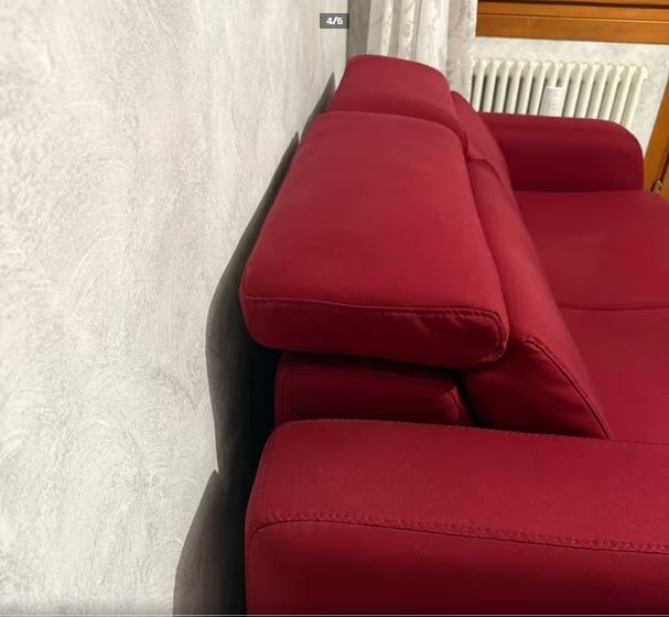 Divano rosso in tessuto