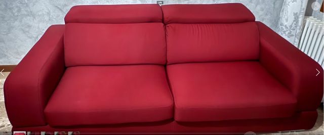 Divano rosso in tessuto