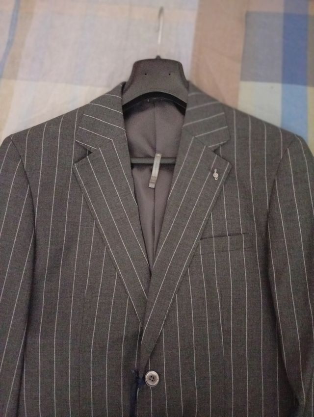 Completo Grigio gessato
Vendo anche pezzo singolo
