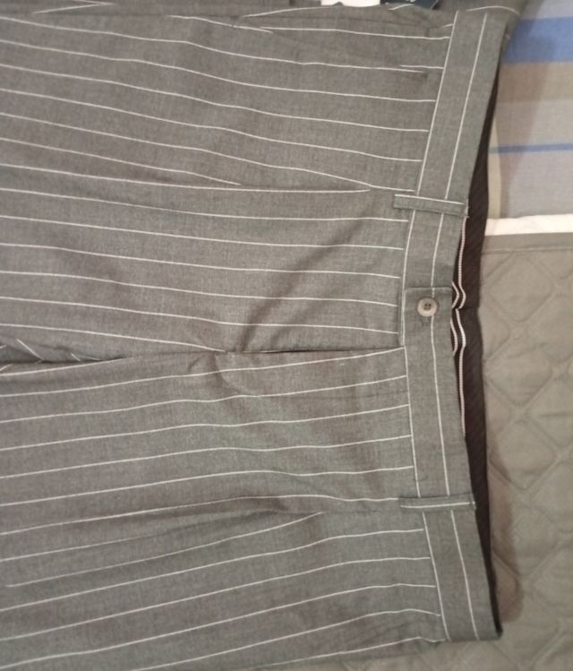 Completo Grigio gessato
Vendo anche pezzo singolo
