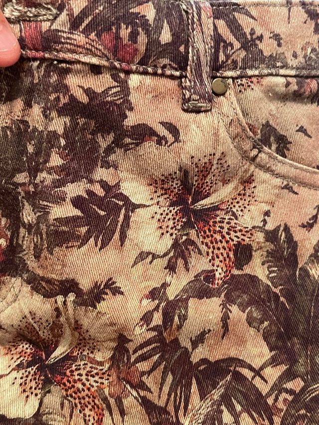 Shorts estampados beige y marrón