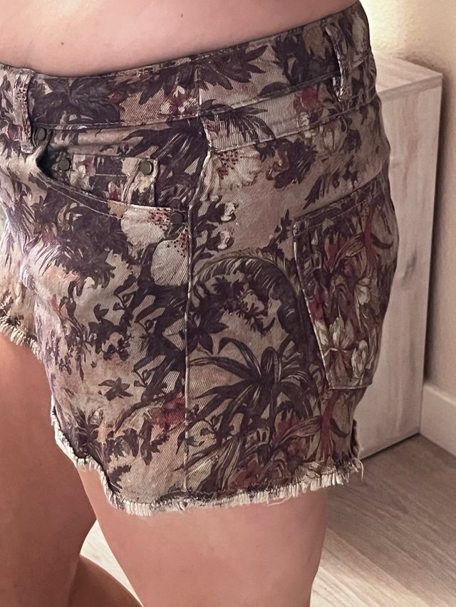 Shorts estampados beige y marrón