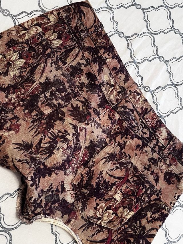 Shorts estampados beige y marrón