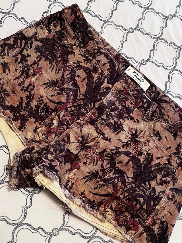 Shorts estampados beige y marrón
