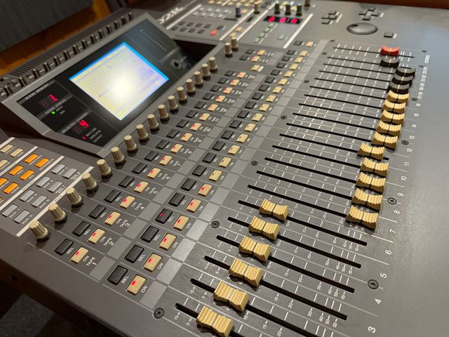 Yamaha 02R - Mesa de Mezclas Digital