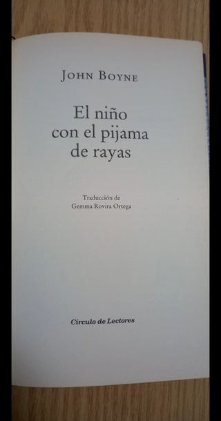 El niño con el pijama de rayas