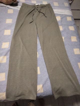 Pantalón ancho color verde oliva