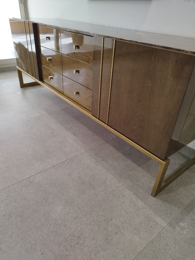 Aparador madera, mármol y metal dorado