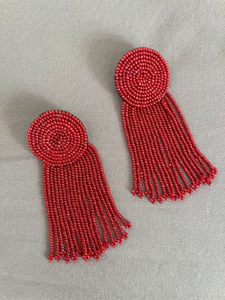 Pendientes largos rojo granate de cuentas