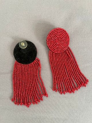 Pendientes largos rojo granate de cuentas