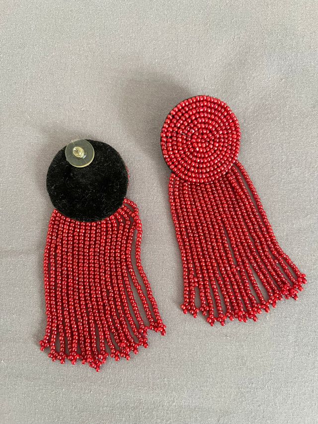 Pendientes largos rojo granate de cuentas