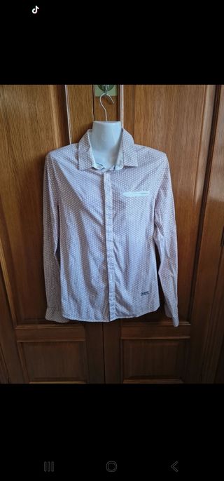 Camisa Guess roja y blanca