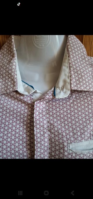 Camisa Guess roja y blanca