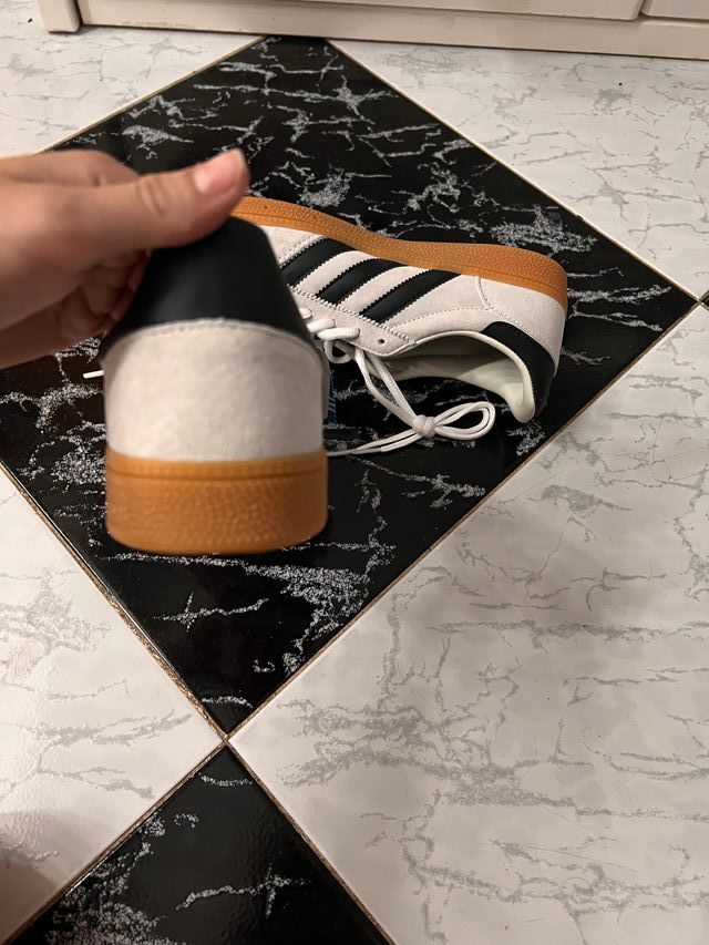 Zapatillas Adidas Spezial beige/grises y Negras