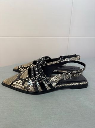 Sandalias Stradivarius serpiente 36