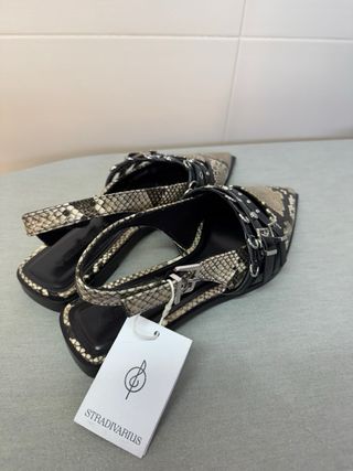 Sandalias Stradivarius serpiente 36