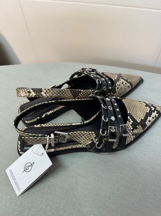 Sandalias Stradivarius serpiente 36