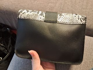 Bolso serpiente blanco y negro