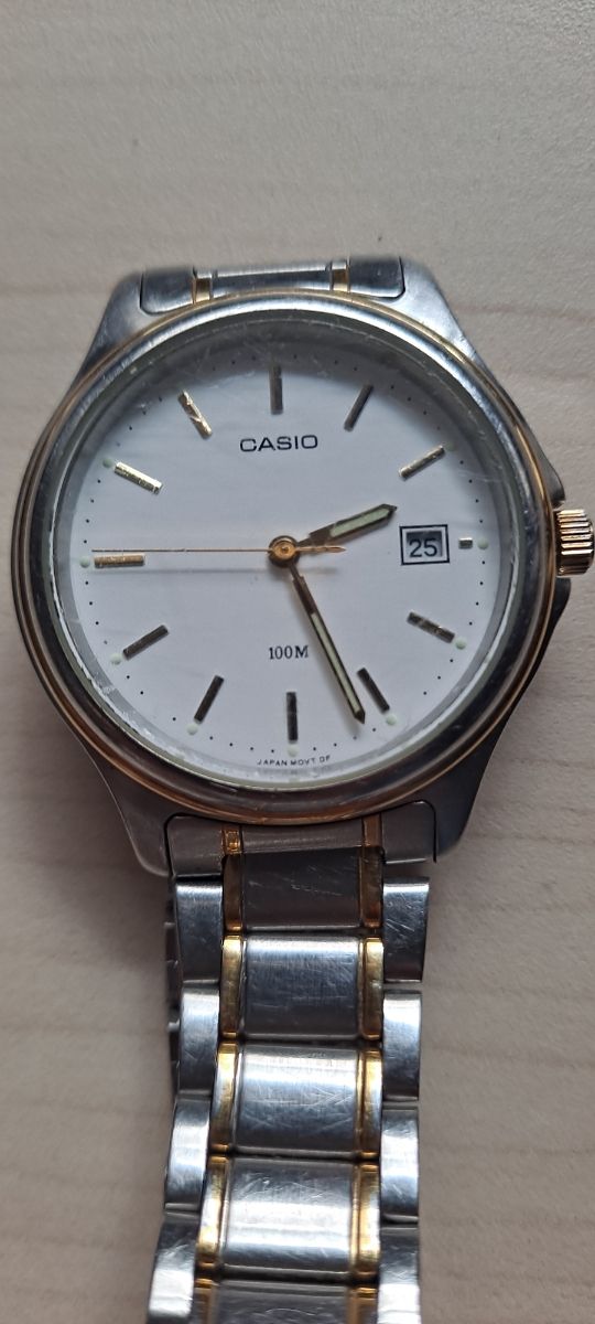 Reloj Casio caballero dorado y plateado