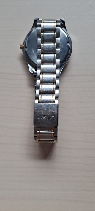 Reloj Casio caballero dorado y plateado