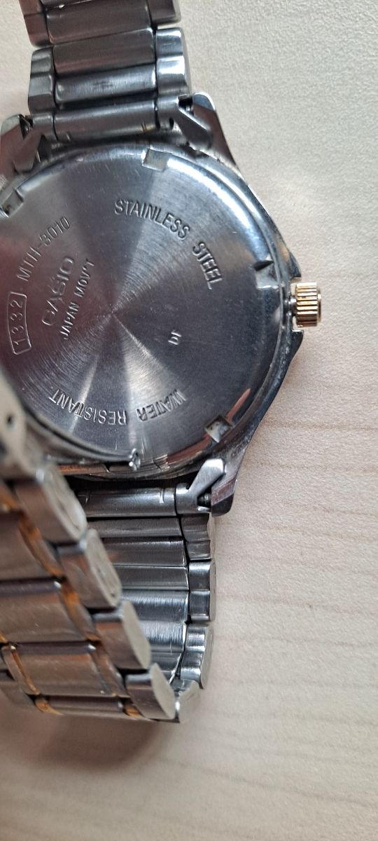 Reloj Casio caballero dorado y plateado