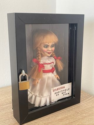 Muñeca Anabelle dentro de armario con llave