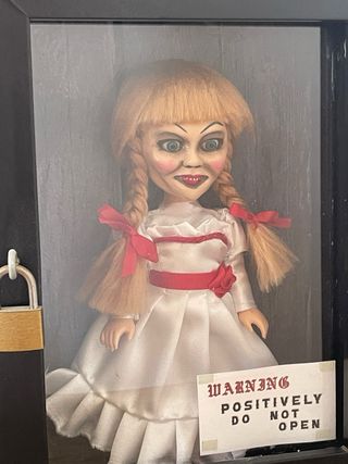 Muñeca Anabelle dentro de armario con llave