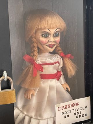 Muñeca Anabelle dentro de armario con llave