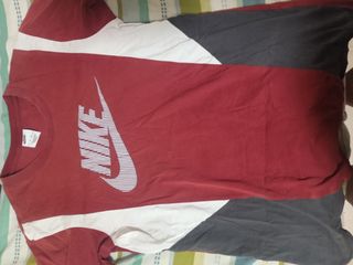 Camiseta Nike roja y blanca XS