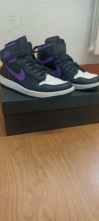 Air Jordan 1 Hi Flyease Wild Berry