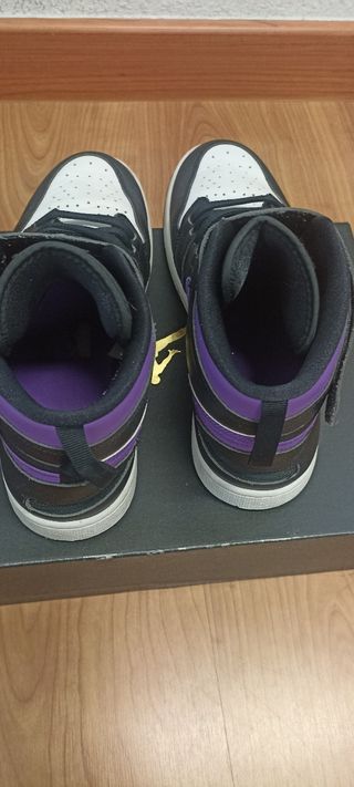 Air Jordan 1 Hi Flyease Wild Berry