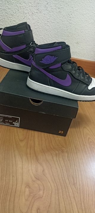 Air Jordan 1 Hi Flyease Wild Berry