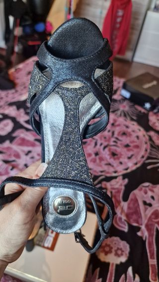 Sandali neri oro, usati una volta