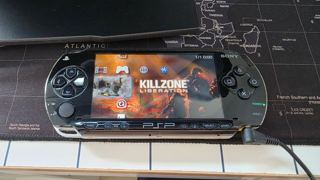 PSP 1004 negra - Juego Killzone + 8GB memory stick