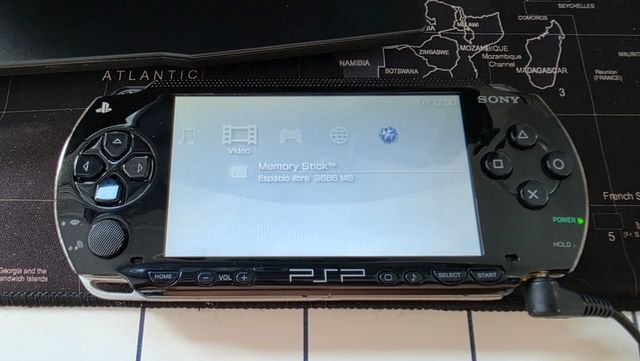 PSP 1004 negra - Juego Killzone + 8GB memory stick