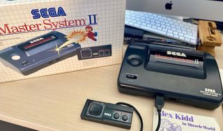 SEGA Master System II – Completa con caja, mando. 