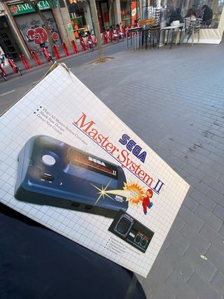 SEGA Master System II – Completa con caja, mando. 
