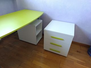 Escritorio infantil verde y blanco
